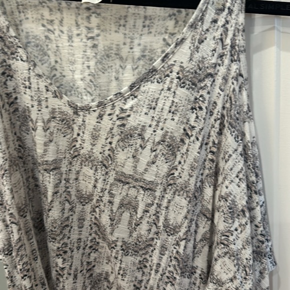 Soft and flowy Ella Moss anthropologie cold shoulder tee. Womens small. - Picture 4 of 5